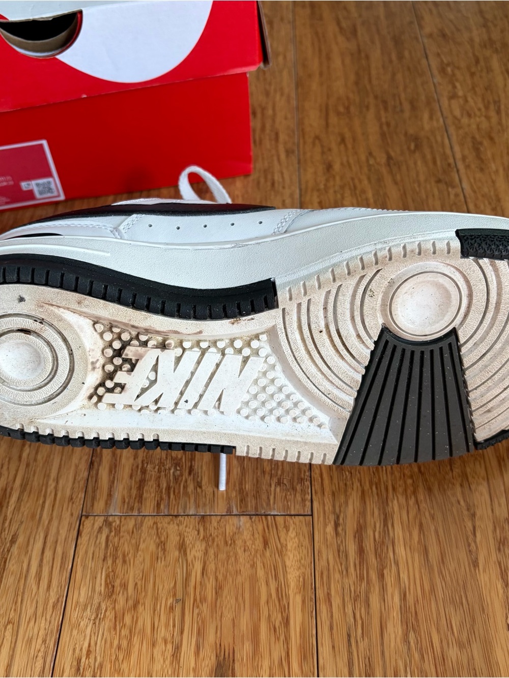 Nike Women’s White and Black Low-Top Sneakers - Picture 5 of 8